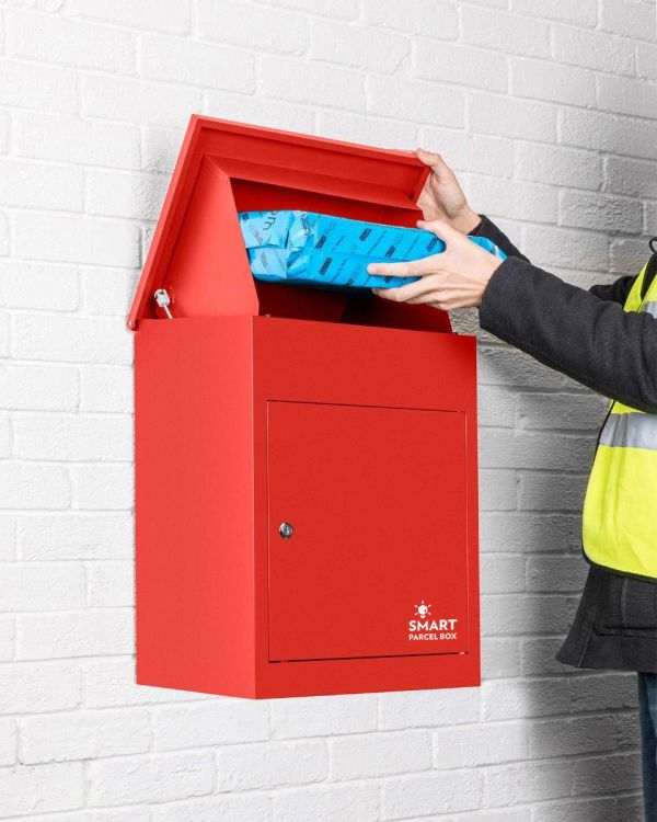 Rote Paketbox Smart Parcel Box an der Wand
