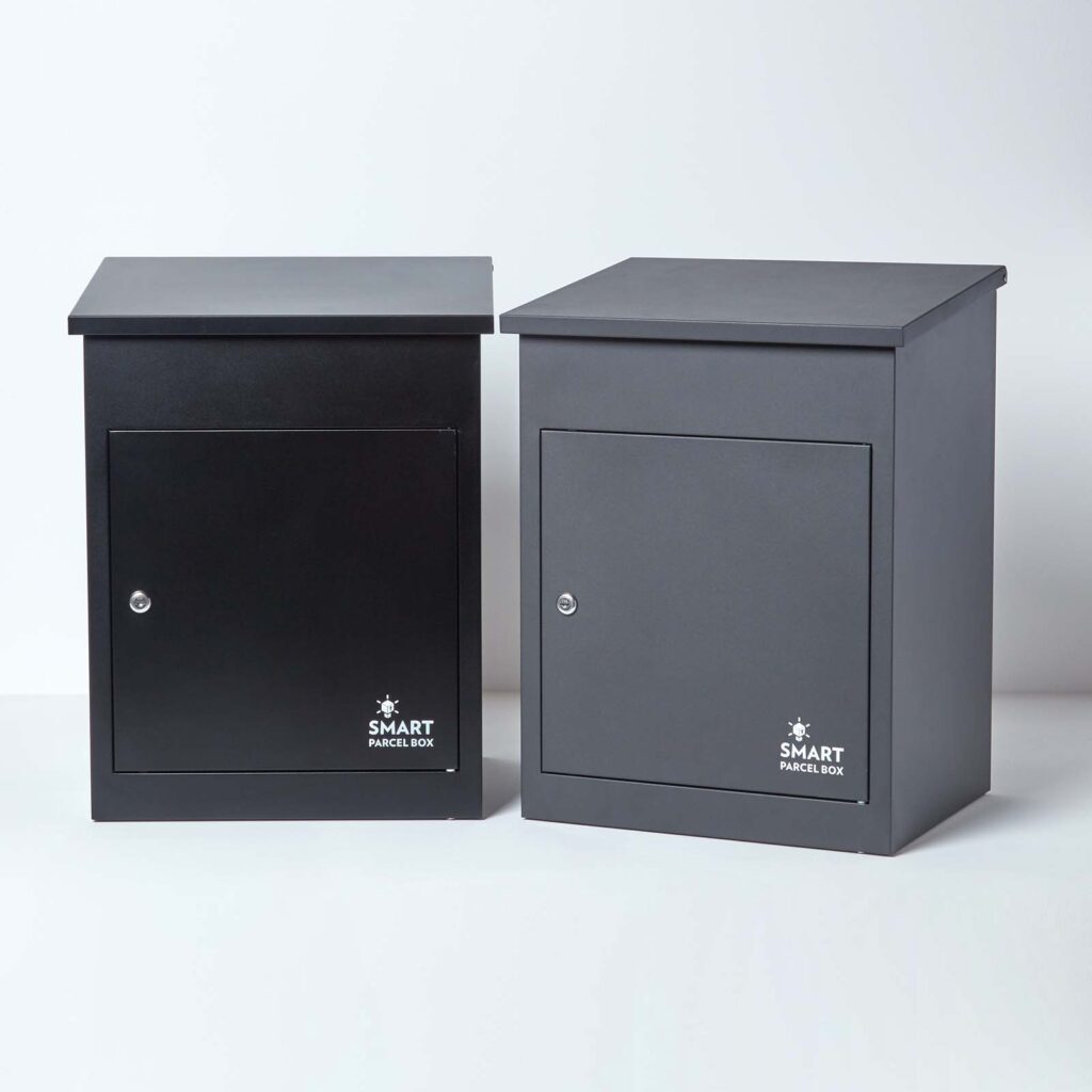 Mittelgroße Smart Parcel Box Paketbox zur Wandmontage in Schwarz und Anthrazit, je 159,99 €.