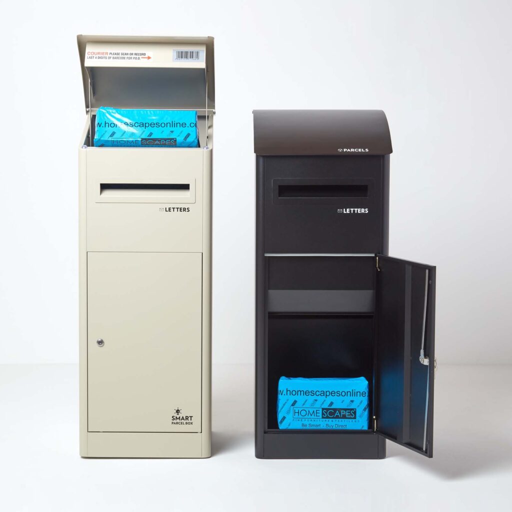 Creme-weiße und schwarze Smart Parcel Box Paketbox mit Schrägdach, je 399,99 €