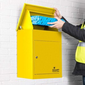 Gelber Paketbriefkasten für Zuhause von Smart Parcel Box an der Wand montiert