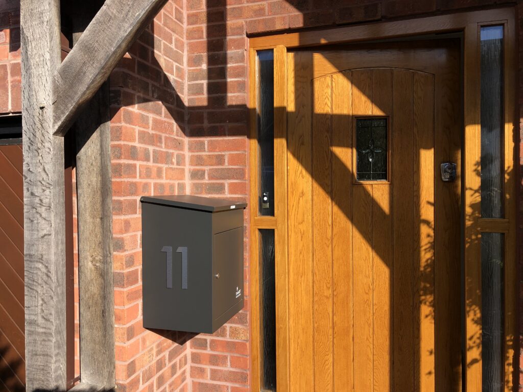 Grauer Smart Parcel Box Paketkasten an der Wand montiert. Erhältlich in unserem Online-Shop für 159,99€