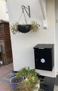 Kundenfoto: Schwarzer Paketkasten von Smart Parcel Box an der Wand montiert. Erhältlich in unserem Online-Shop für 159,99 €.