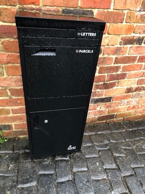 Kundenfoto: Extra großer schwarzer Paketkasten von Smart Parcel Box. Erhältlich in unserem Online-Shop für 349,99 €